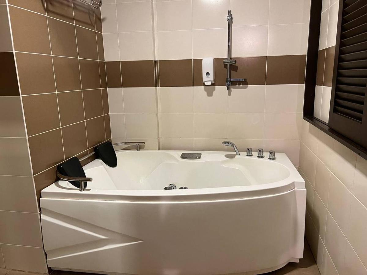 Homestay Melaka B Lagoon Studio Apartment Free Waterpark Tickets Kampong Bukit Beruang Buitenkant foto